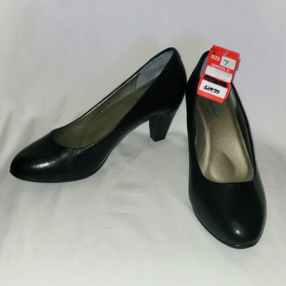 NWT Essence by Detrex Heels Black